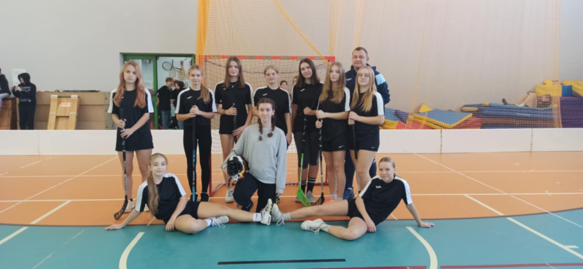 Zawody o Mistrzostwo Powiatu Jaroci�skiego w unihokeja dziewczyny kategoria 7-8