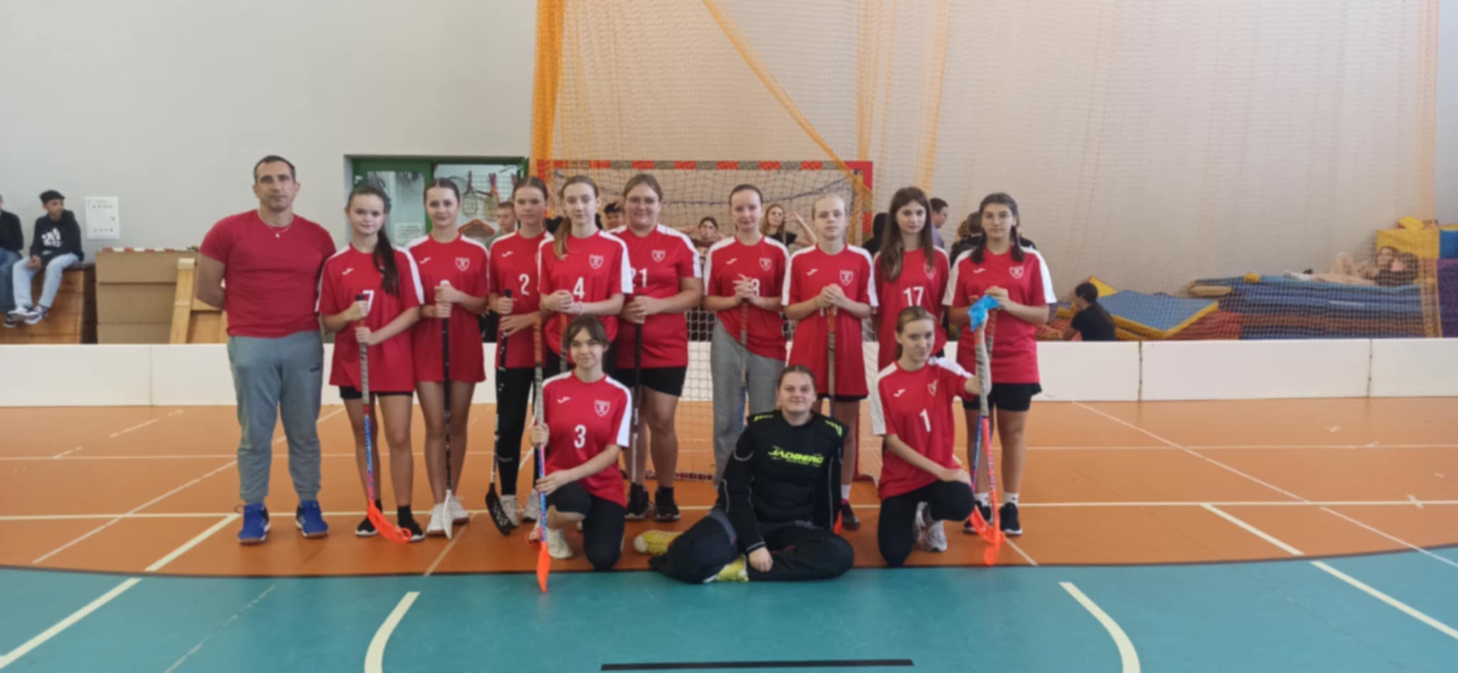 Zawody o Mistrzostwo Powiatu Jaroci�skiego w unihokeja dziewczyny kategoria 7-8