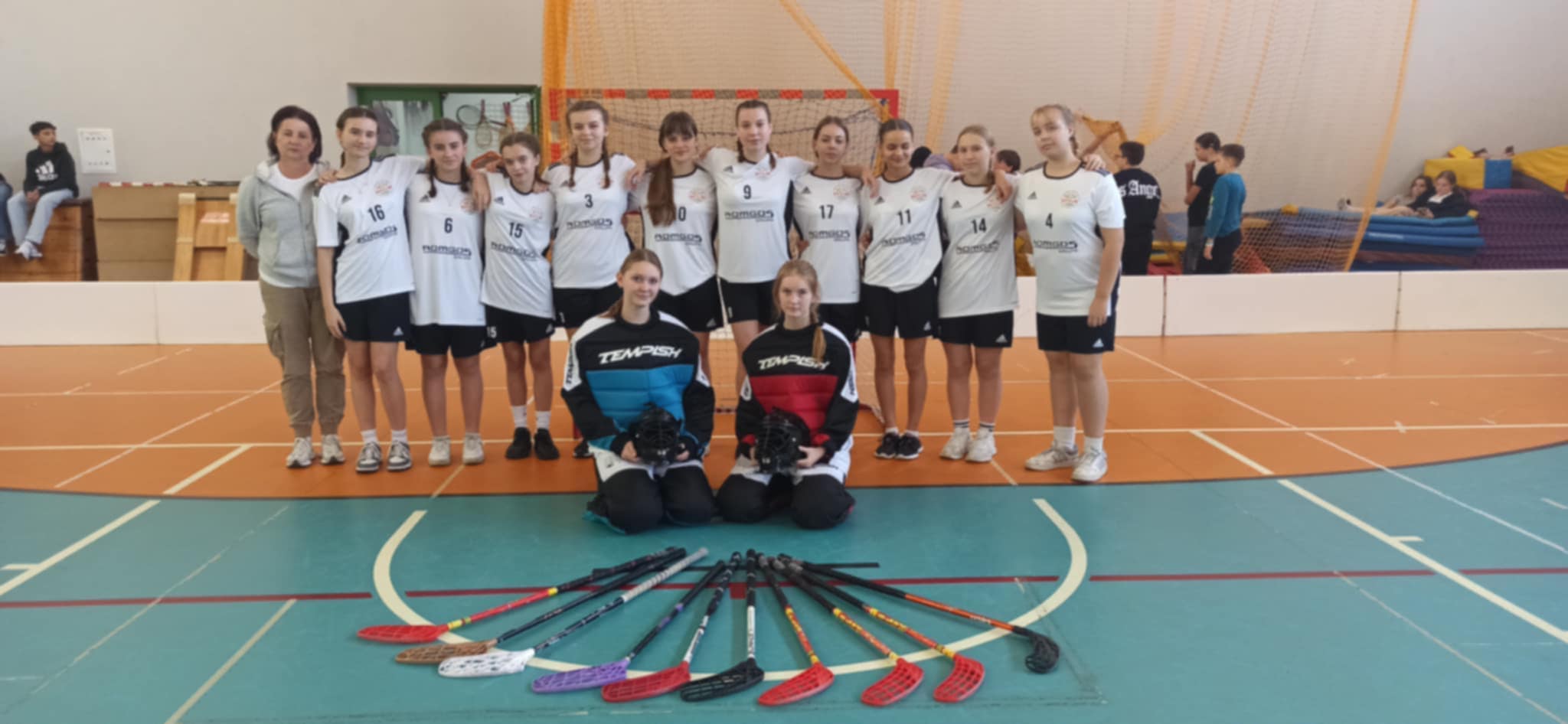 Zawody o Mistrzostwo Powiatu Jaroci�skiego w unihokeja dziewczyny kategoria 7-8