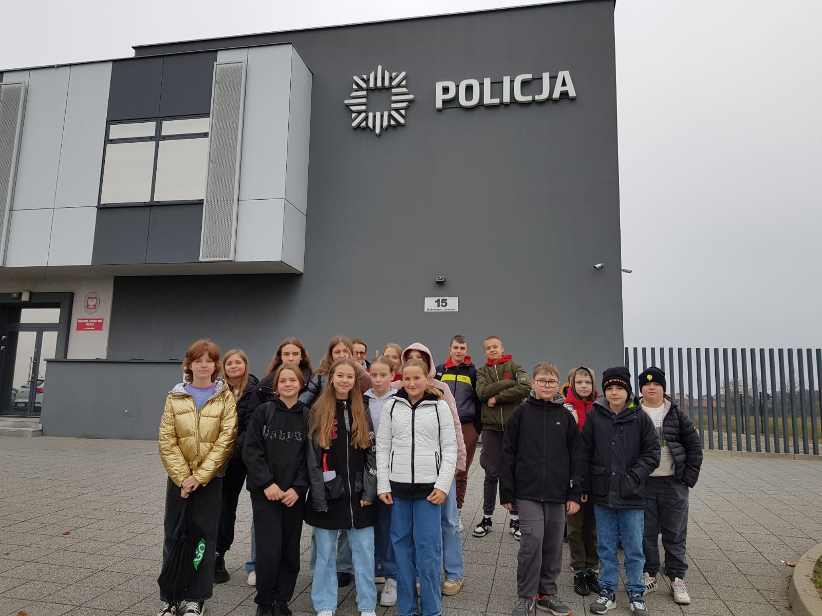 Wizyta uczni�w klas 6b i 8b w Komendzie Powiatowej Policji w Jarocinie i WCR