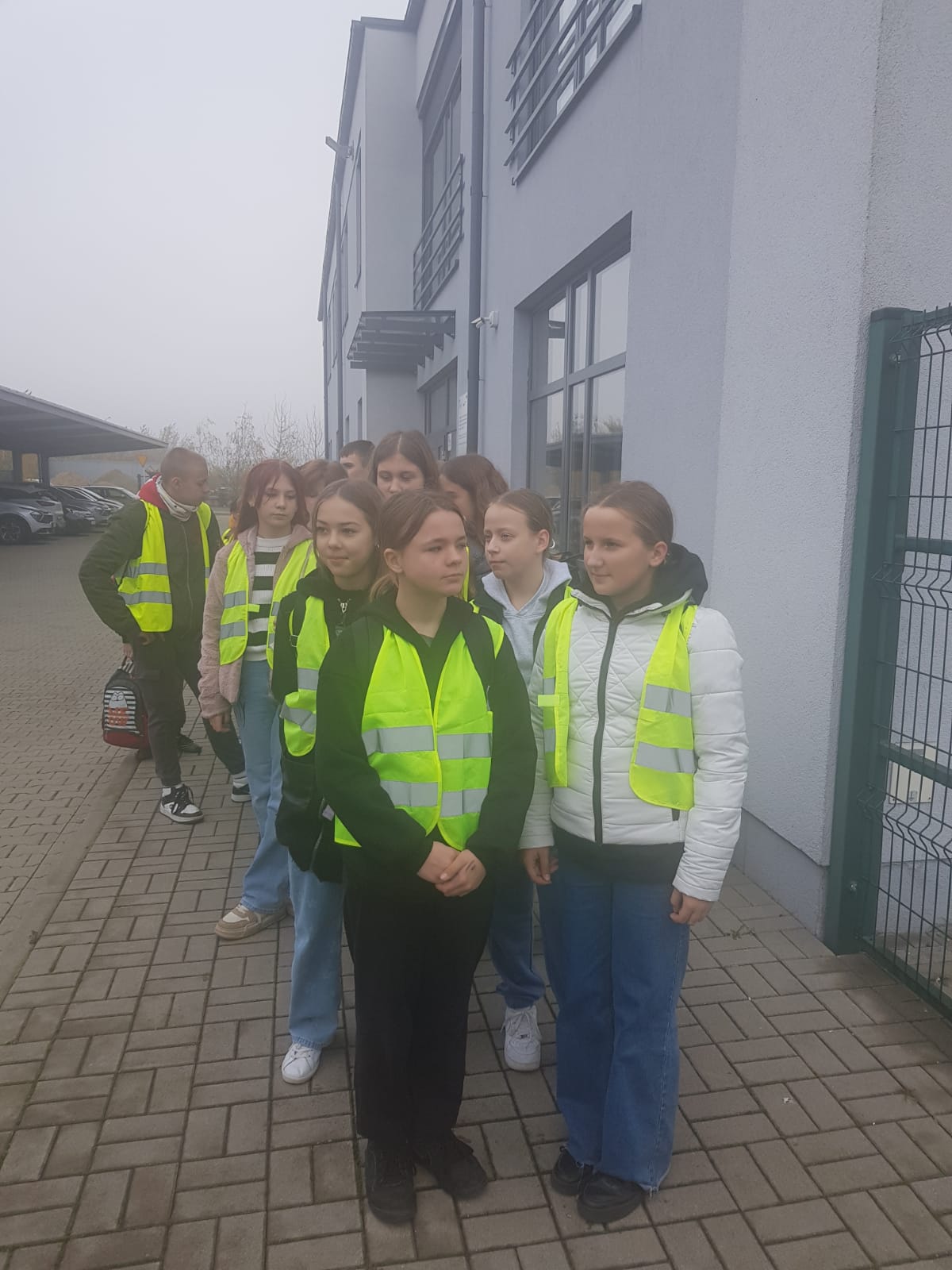 Wizyta uczni�w klas 6b i 8b w Komendzie Powiatowej Policji w Jarocinie i WCR