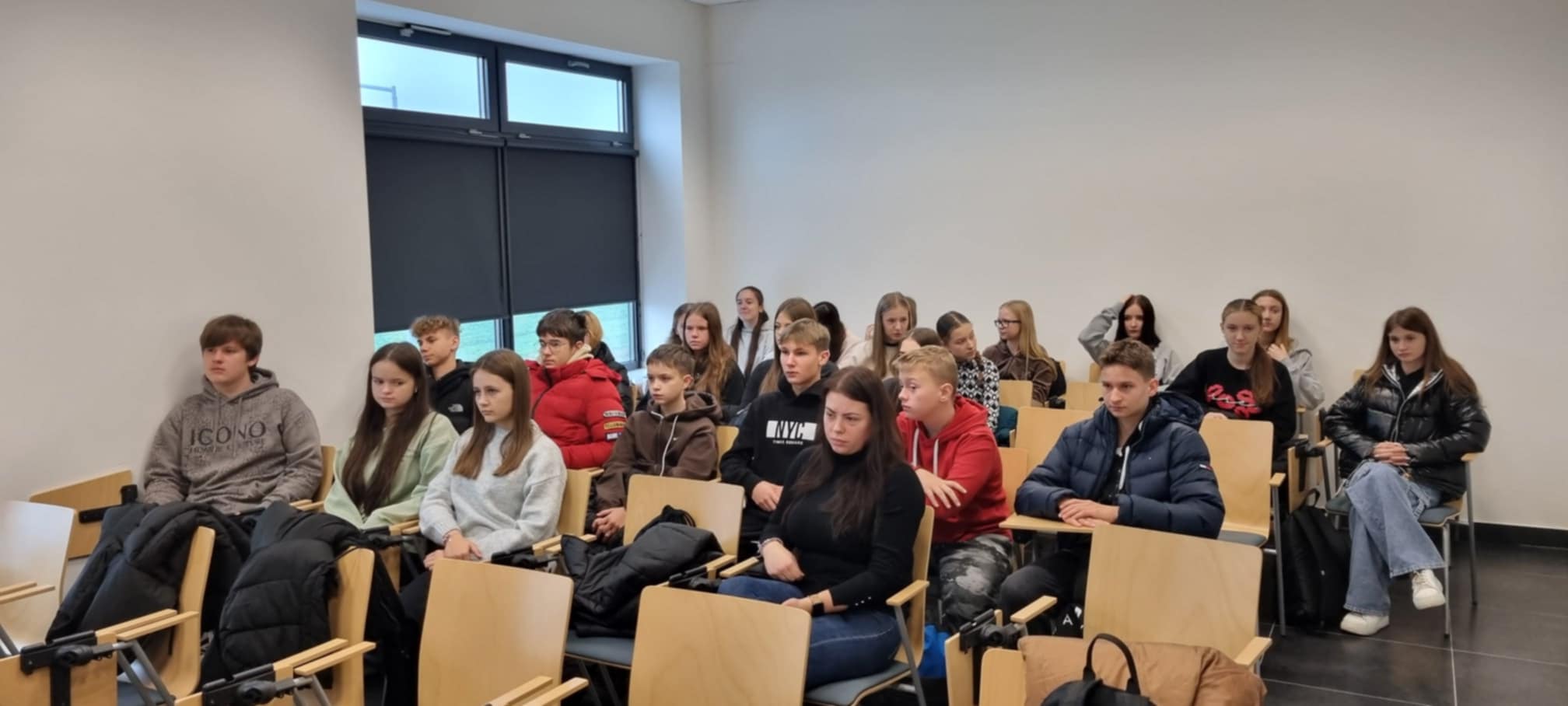 Wizyta uczni�w klas 6b i 8b w Komendzie Powiatowej Policji w Jarocinie i WCR