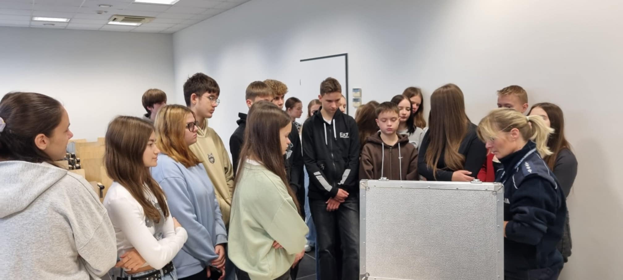 Wizyta uczni�w klas 6b i 8b w Komendzie Powiatowej Policji w Jarocinie i WCR
