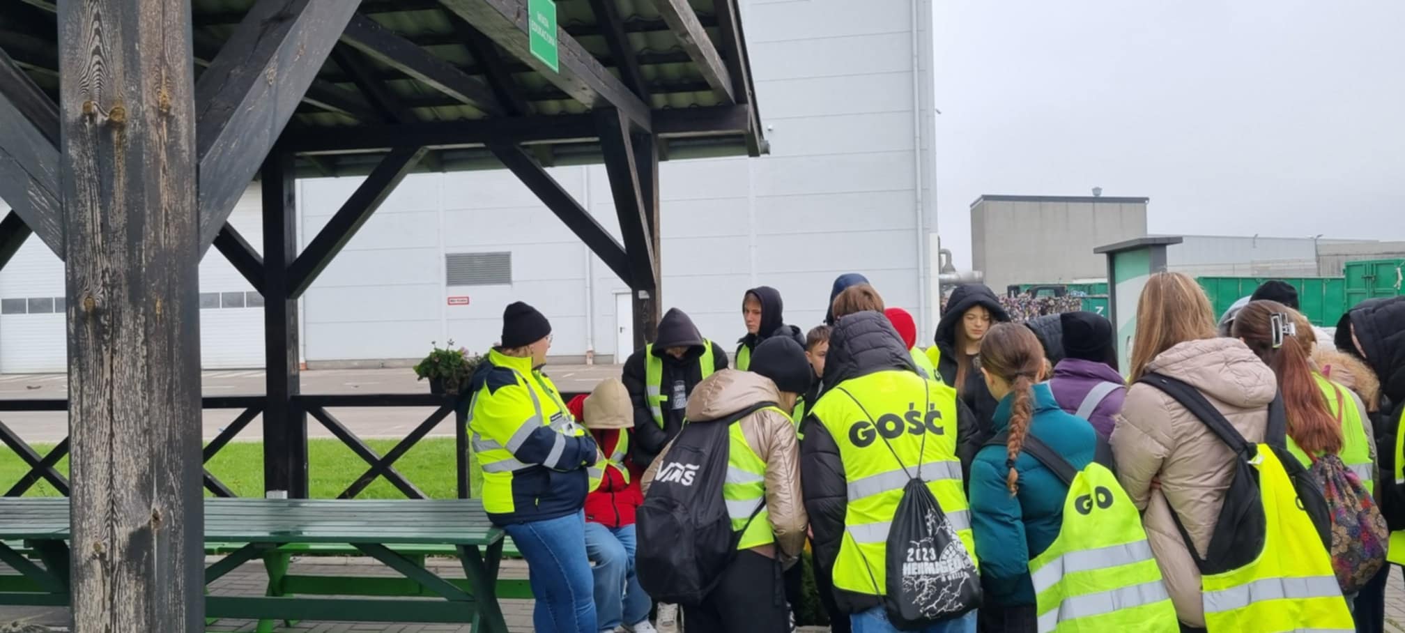 Wizyta uczni�w klas 6b i 8b w Komendzie Powiatowej Policji w Jarocinie i WCR