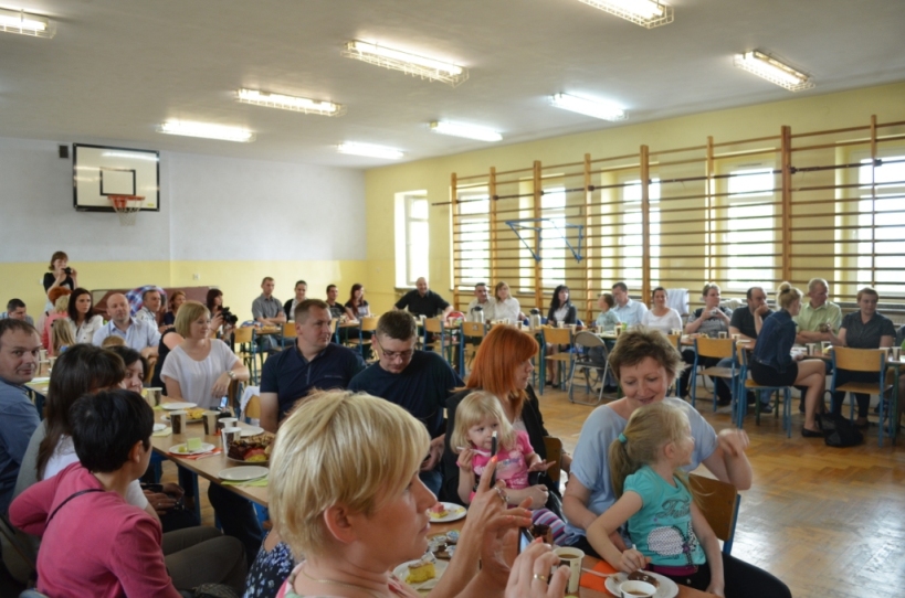 Uroczysto�� z okazji Dnia Matki i Ojca w wykonaniu uczni�w zer�wki oraz dzieci ze �wietlicy szkolnej