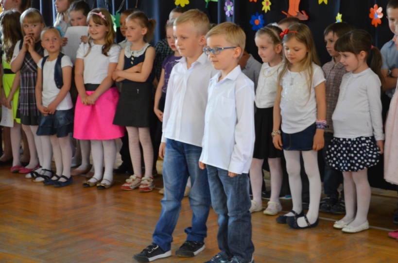 Uroczysto�� z okazji Dnia Matki i Ojca w wykonaniu uczni�w zer�wki oraz dzieci ze �wietlicy szkolnej