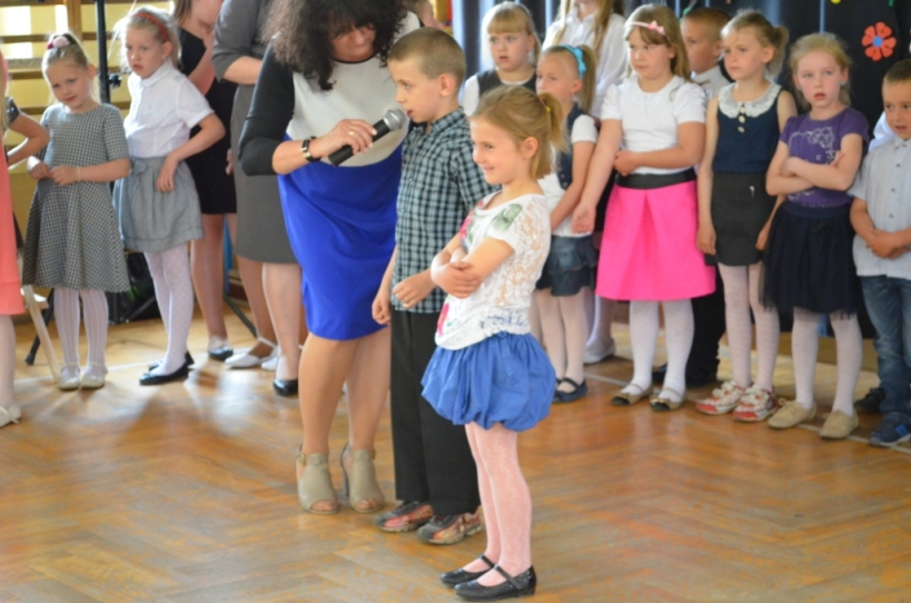 Uroczysto�� z okazji Dnia Matki i Ojca w wykonaniu uczni�w zer�wki oraz dzieci ze �wietlicy szkolnej