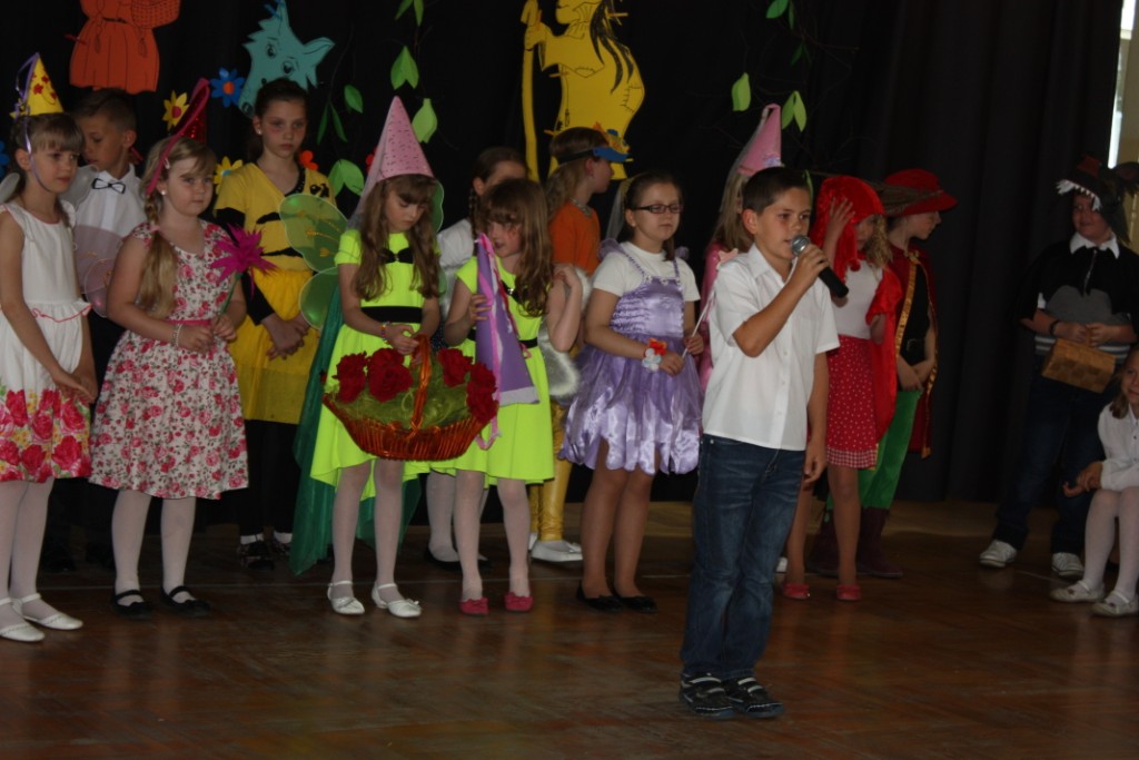 Akademia na Dzie� Matki w wykonaniu uczni�w klas I - III szko�y podstawowej