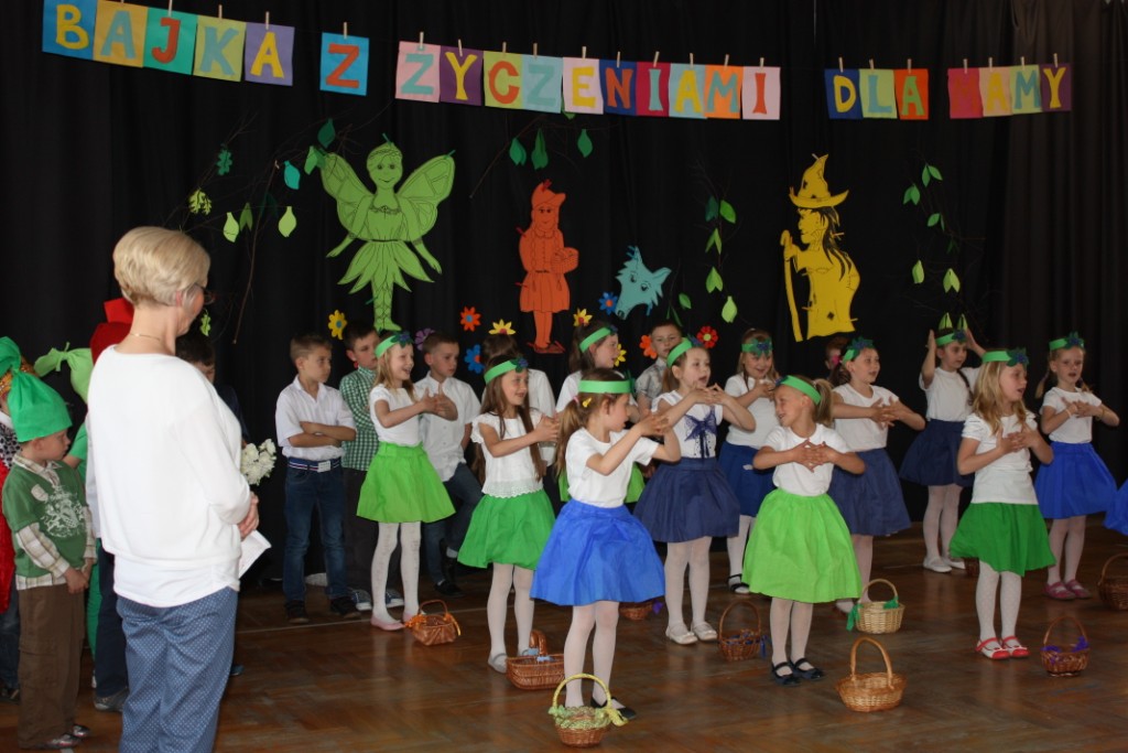 Akademia na Dzie� Matki w wykonaniu uczni�w klas I - III szko�y podstawowej