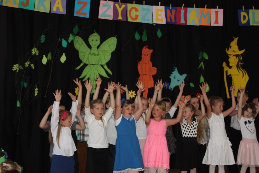 Akademia na Dzie� Matki w wykonaniu uczni�w klas I - III szko�y podstawowej