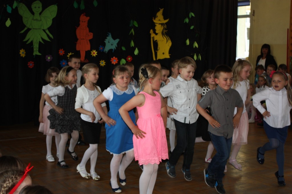 Akademia na Dzie� Matki w wykonaniu uczni�w klas I - III szko�y podstawowej