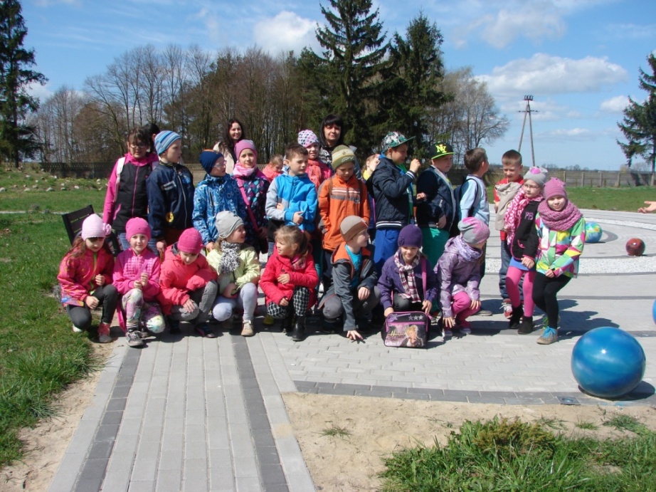 Wycieczka klasy drugiej do Planetarium w Potarzycy