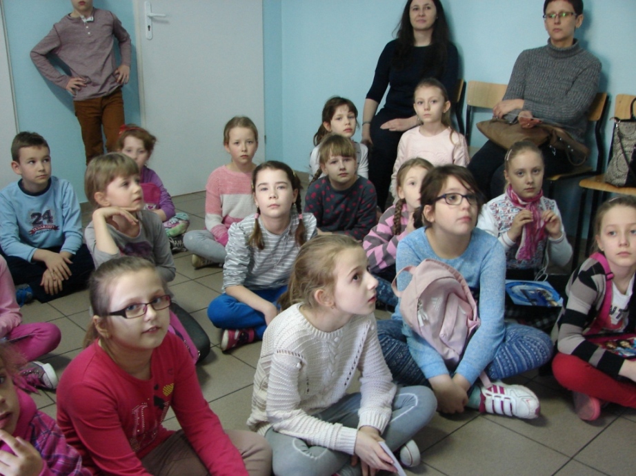Wycieczka klasy drugiej do Planetarium w Potarzycy