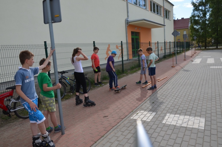 Szkolne zawody w je�dzie na rolkach