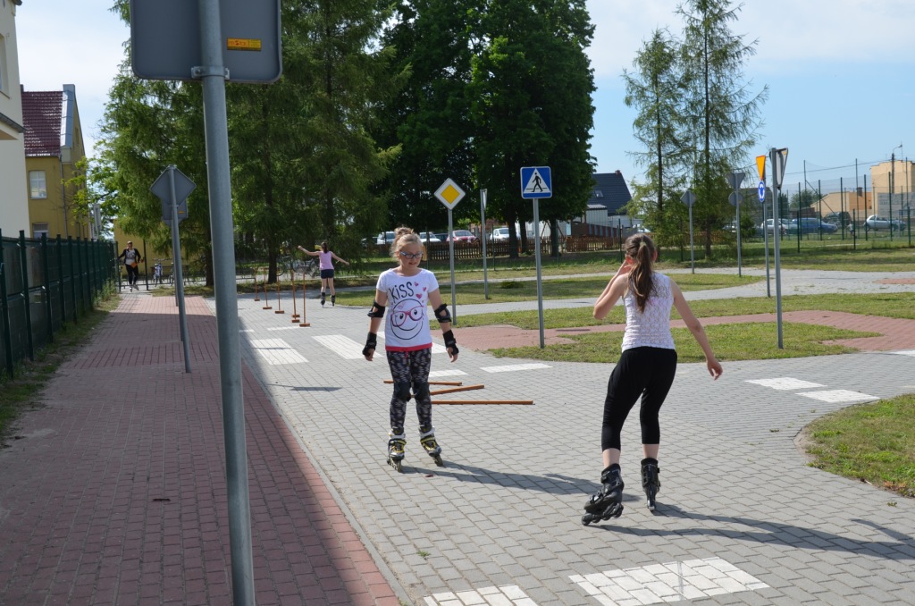 Szkolne zawody w je�dzie na rolkach
