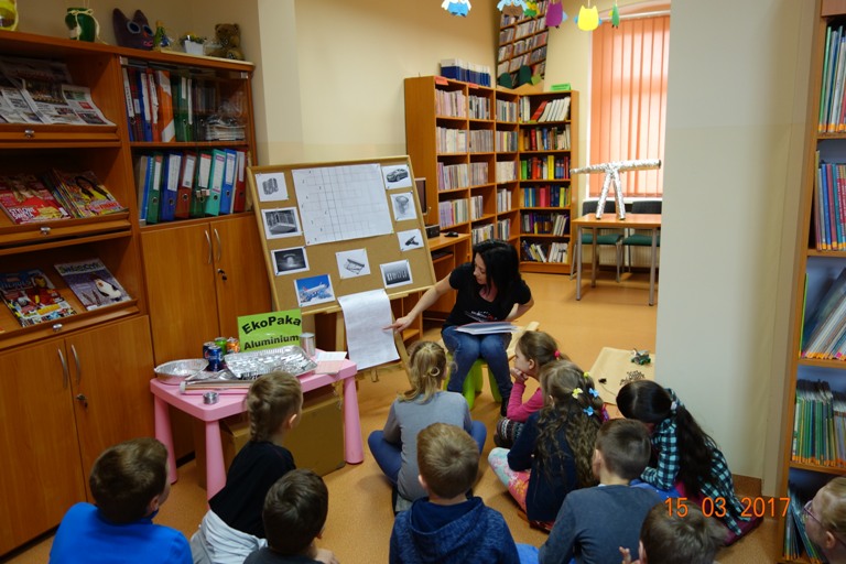 Zaj�cie w bibliotece szkolnej z EkoPaki  dla uczni�w klasy IIa szko�y podstawowej