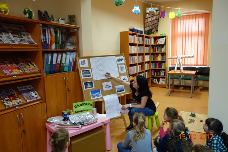 Zaj�cie w bibliotece szkolnej z EkoPaki  dla uczni�w klasy IIa szko�y podstawowej