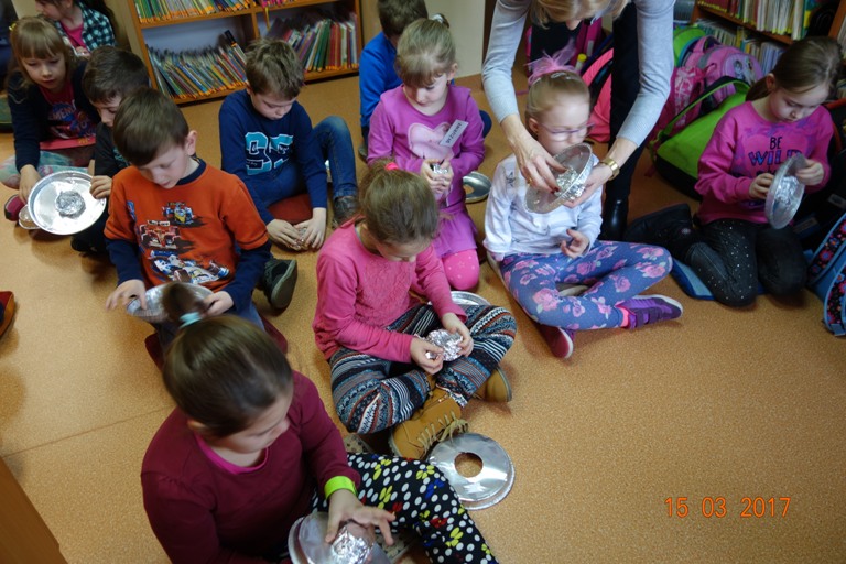 Zaj�cie w bibliotece szkolnej z EkoPaki  dla uczni�w klasy IIa szko�y podstawowej