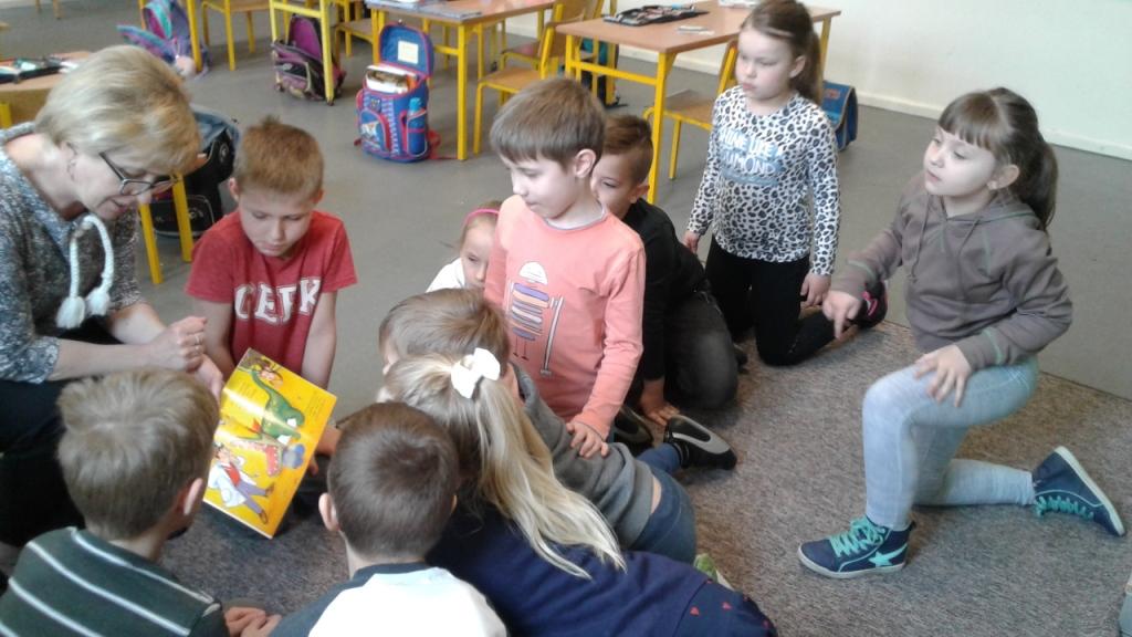 Kolejna akcja Czytanie na dywanie w klasie pierwszej