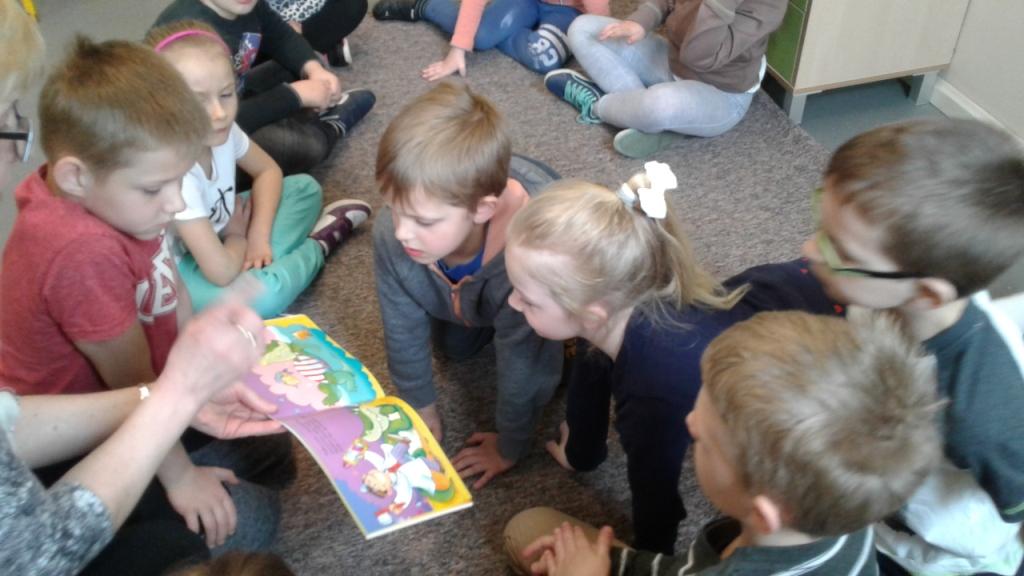 Kolejna akcja Czytanie na dywanie w klasie pierwszej