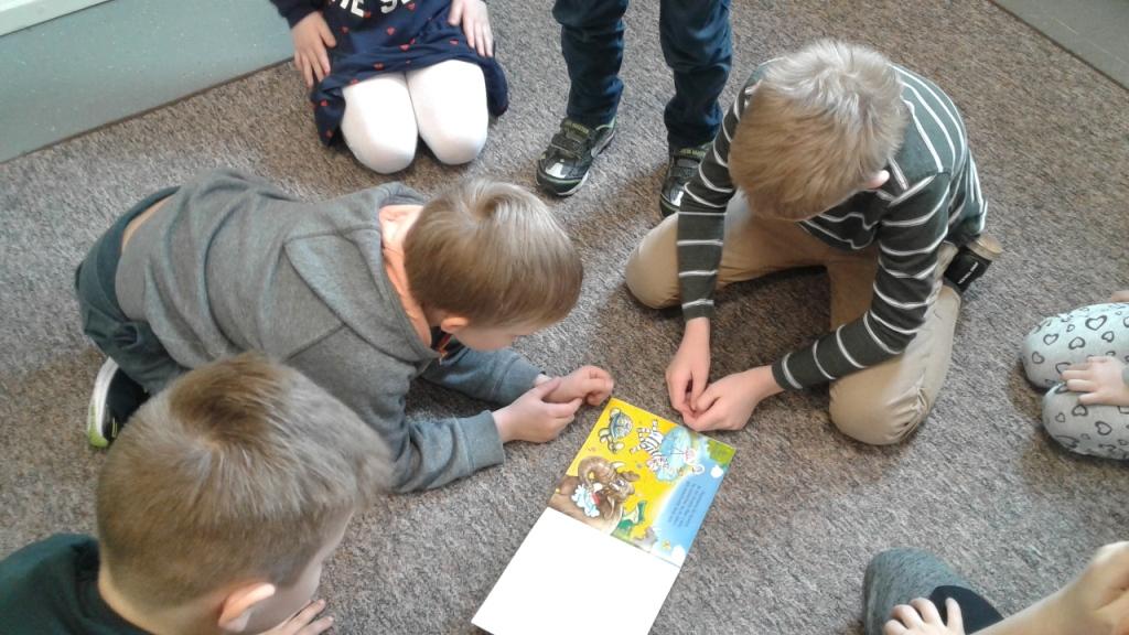 Kolejna akcja Czytanie na dywanie w klasie pierwszej