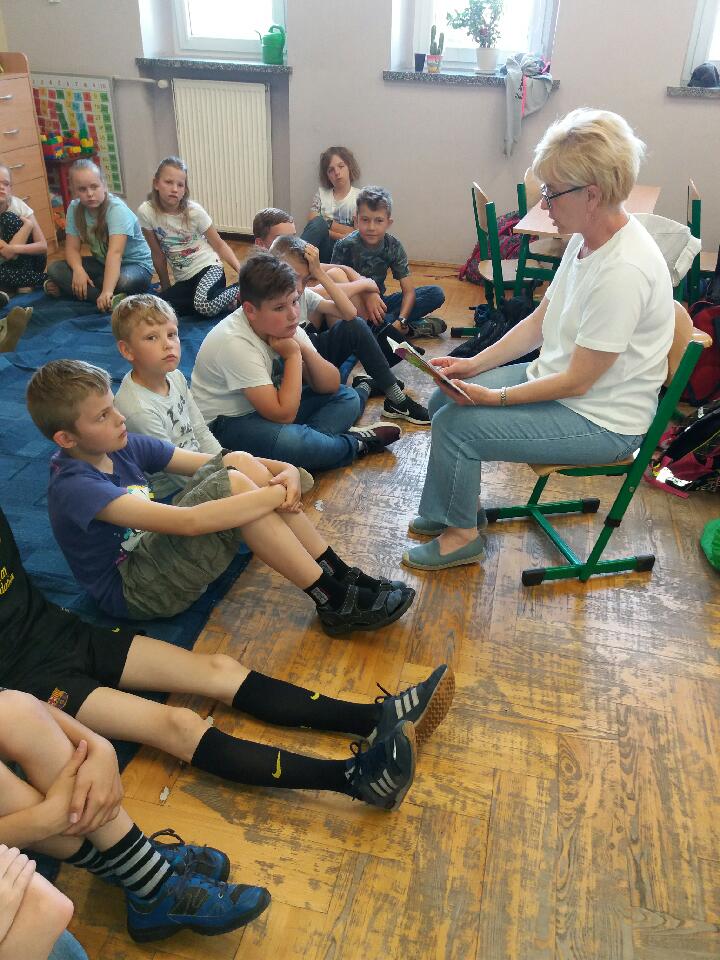 Kolejna akcja Czytanie na dywanie w klasie IIIb