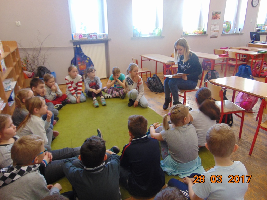 Kolejna akcja Czytanie na dywanie w klasach trzecich