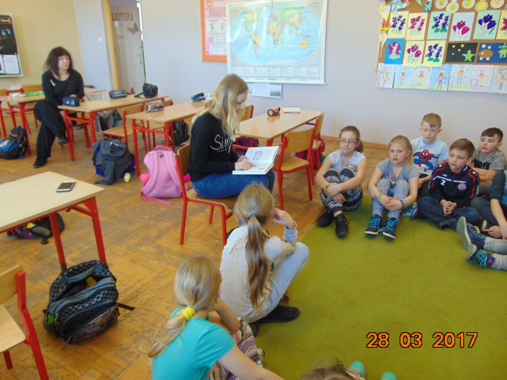 Kolejna akcja Czytanie na dywanie w klasach trzecich