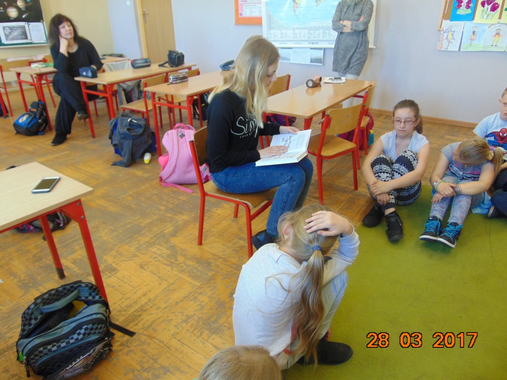 Kolejna akcja Czytanie na dywanie w klasach trzecich