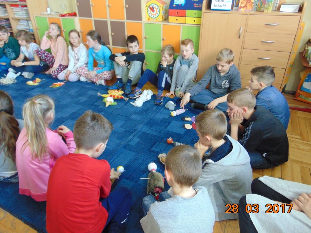 Kolejna akcja Czytanie na dywanie w klasach trzecich