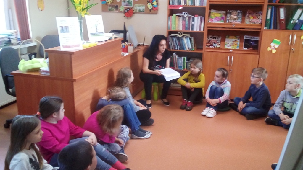 Udzia� uczni�w klasy IIb szko�y podstawowej w lekcji bibliotecznej