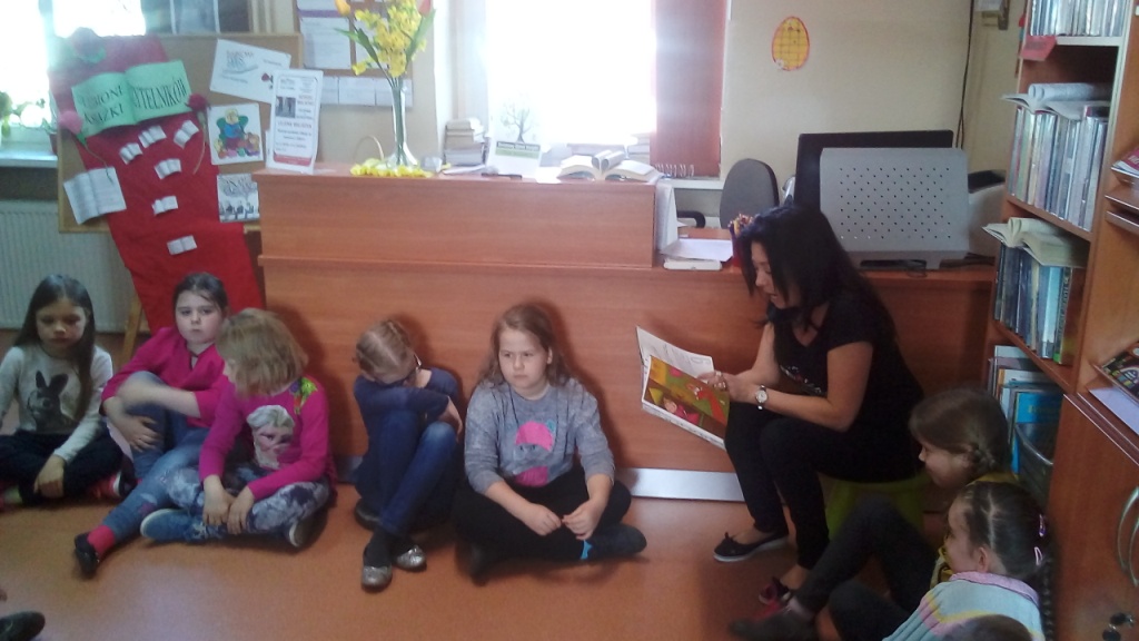 Udzia� uczni�w klasy IIb szko�y podstawowej w lekcji bibliotecznej