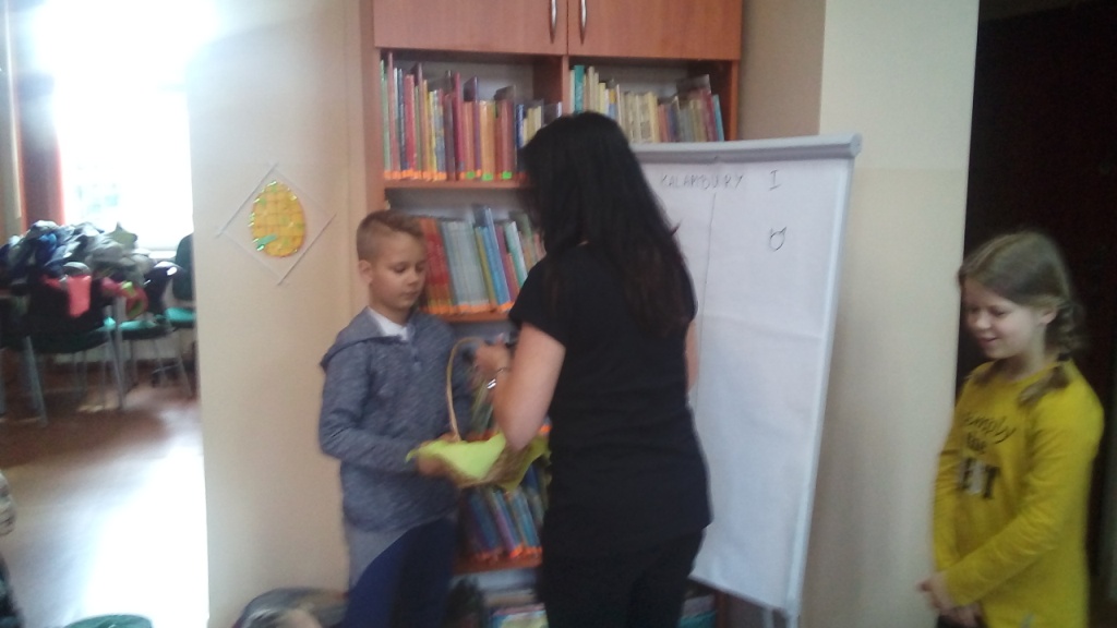 Udzia� uczni�w klasy IIb szko�y podstawowej w lekcji bibliotecznej