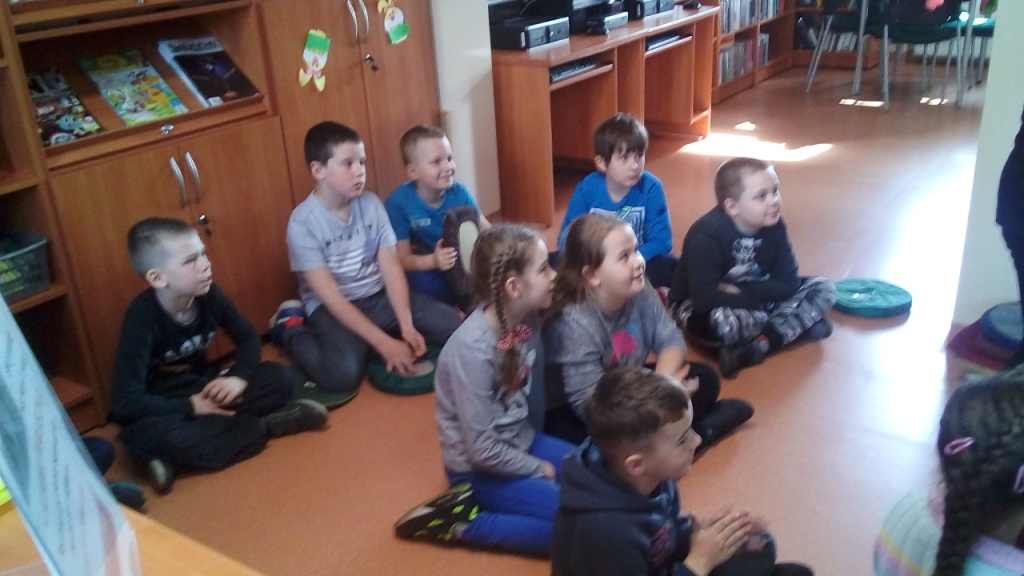 Udzia� uczni�w klasy IIb szko�y podstawowej w lekcji bibliotecznej