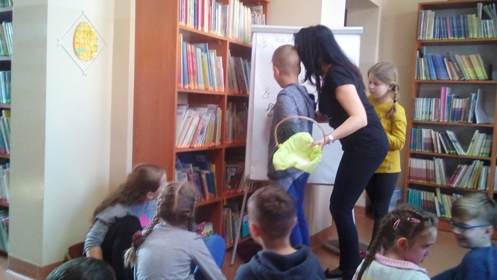 Udzia� uczni�w klasy IIb szko�y podstawowej w lekcji bibliotecznej