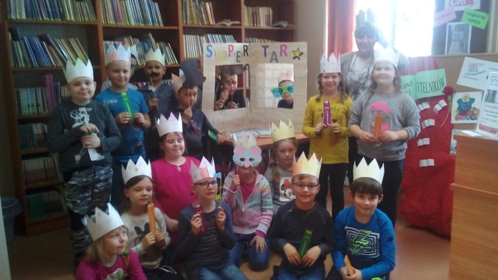 Udzia� uczni�w klasy IIb szko�y podstawowej w lekcji bibliotecznej