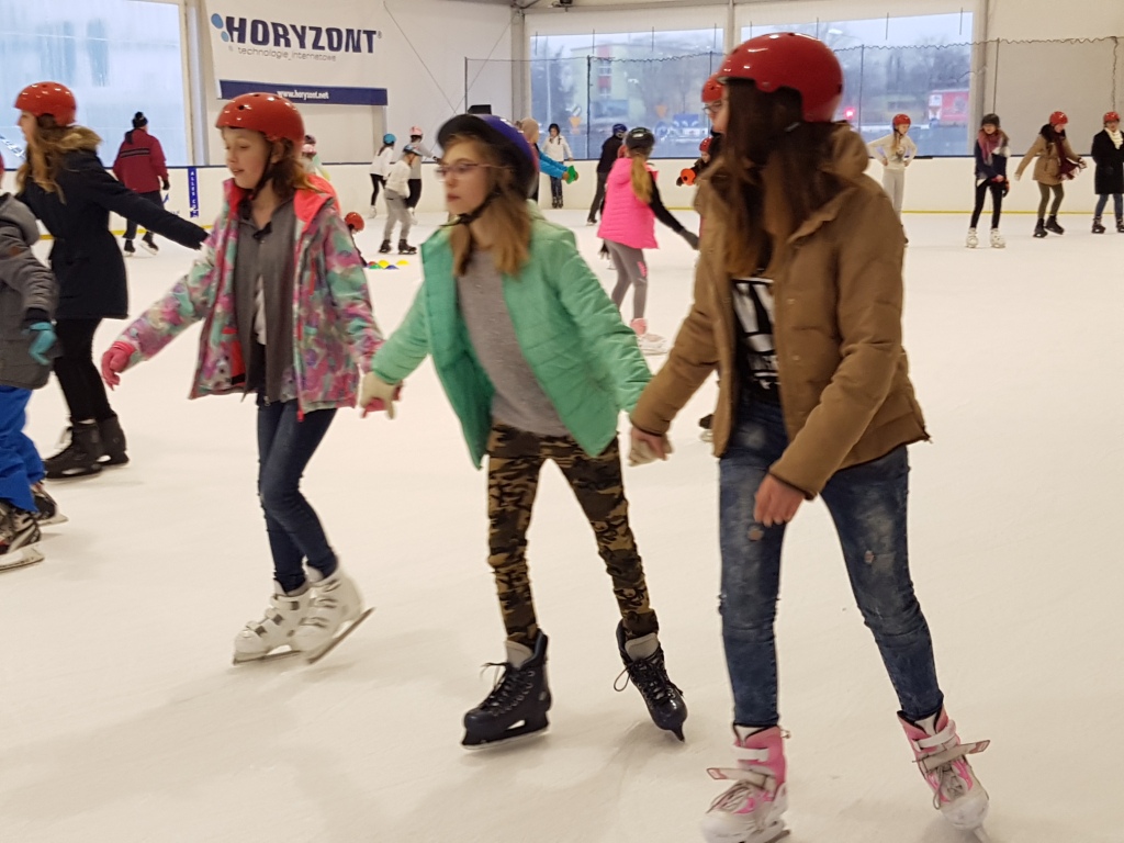 Wycieczka na lodowisko Ligawa i do kina Kinepolis w Poznaniu uczni�w szko�y podstawowej