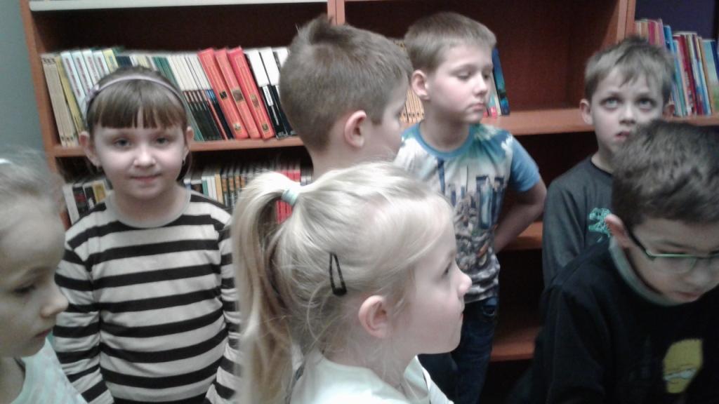 Pasowanie uczni�w klas pierwszych na czytelnik�w 2017