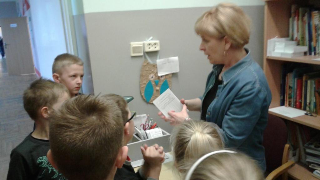 Pasowanie uczni�w klas pierwszych na czytelnik�w 2017