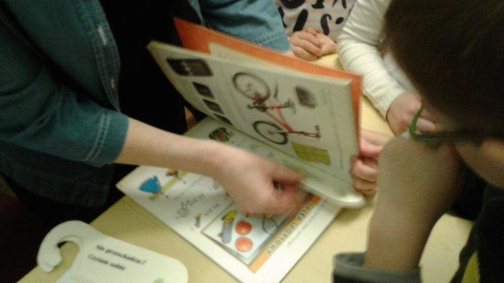 Pasowanie uczni�w klas pierwszych na czytelnik�w 2017