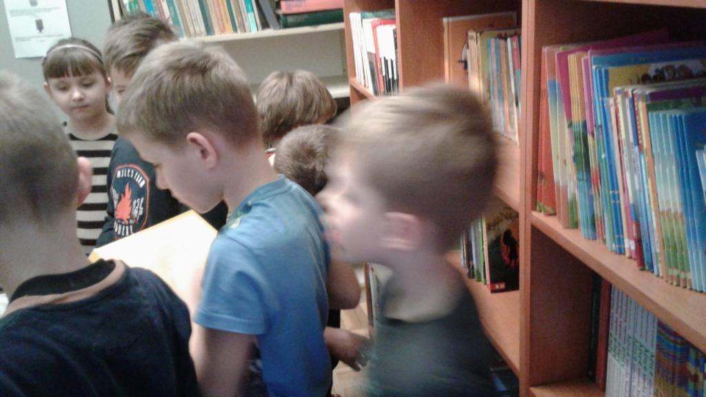 Pasowanie uczni�w klas pierwszych na czytelnik�w 2017