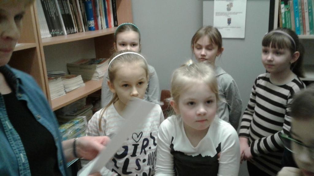 Pasowanie uczni�w klas pierwszych na czytelnik�w 2017