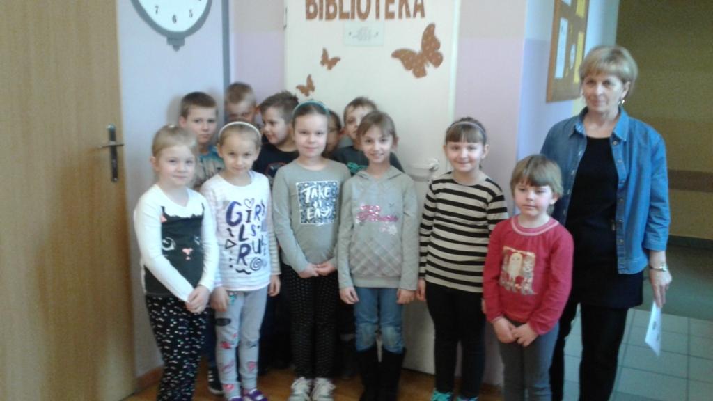 Pasowanie uczni�w klas pierwszych na czytelnik�w 2017