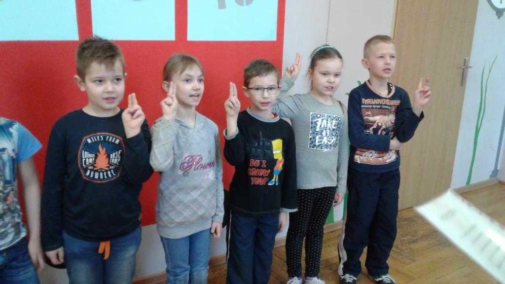 Pasowanie uczni�w klas pierwszych na czytelnik�w 2017