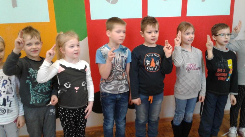 Pasowanie uczni�w klas pierwszych na czytelnik�w 2017