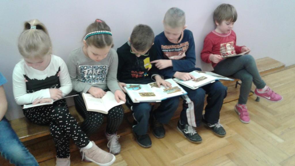 Pasowanie uczni�w klas pierwszych na czytelnik�w 2017