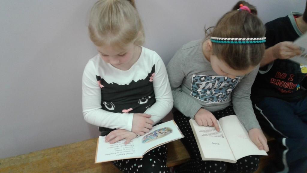 Pasowanie uczni�w klas pierwszych na czytelnik�w 2017