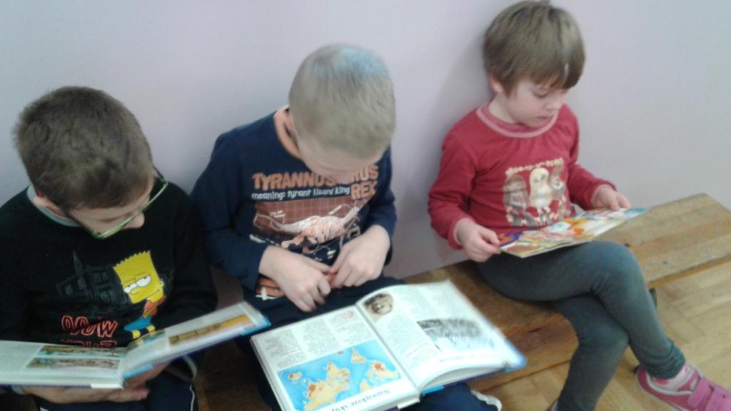 Pasowanie uczni�w klas pierwszych na czytelnik�w 2017