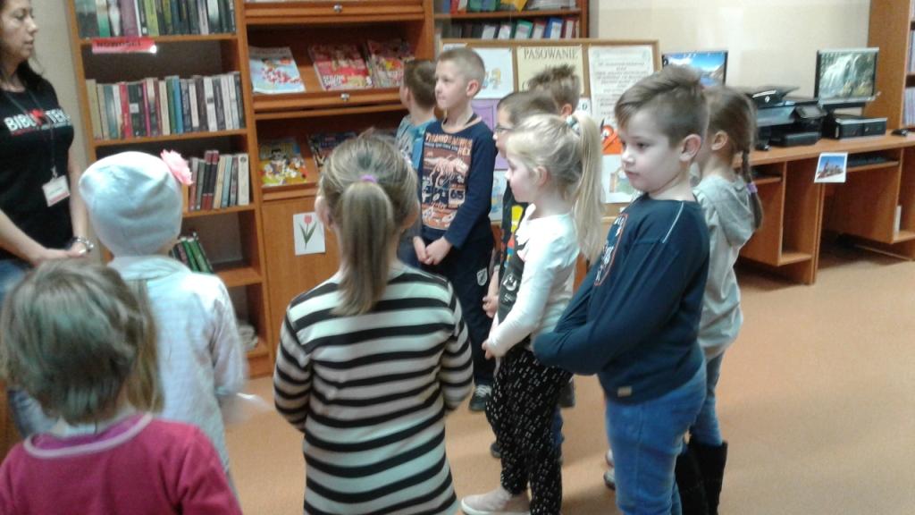 Pasowanie uczni�w klas pierwszych na czytelnik�w 2017