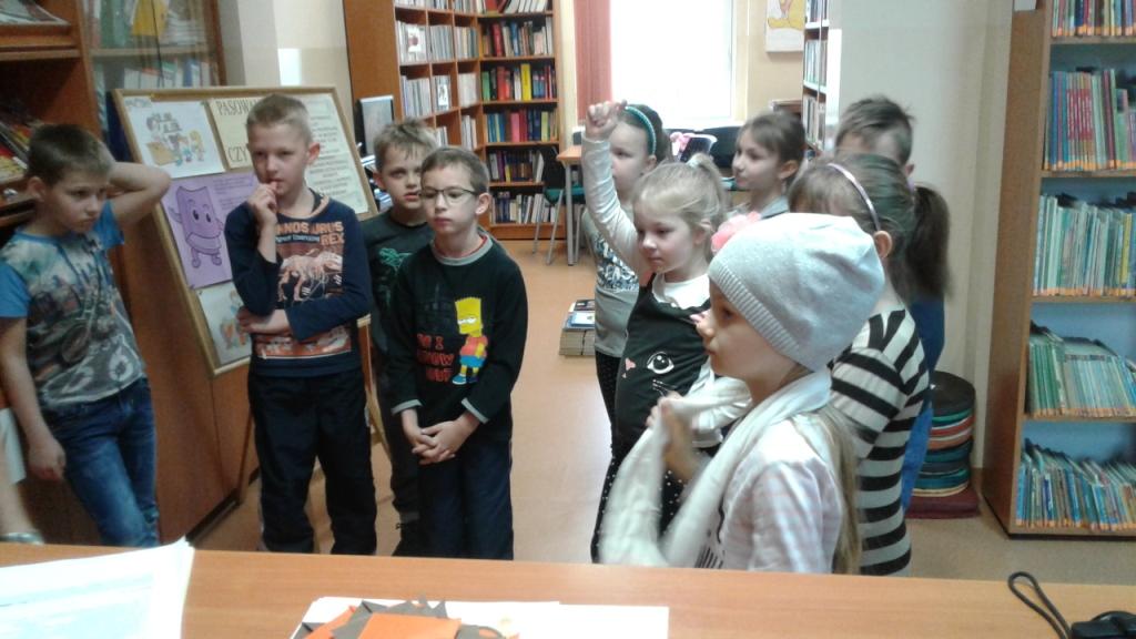 Pasowanie uczni�w klas pierwszych na czytelnik�w 2017